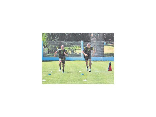 Clemente Rodríguez y Juan Román Riquelme en el primer entrenamiento de Boca en Tandil.