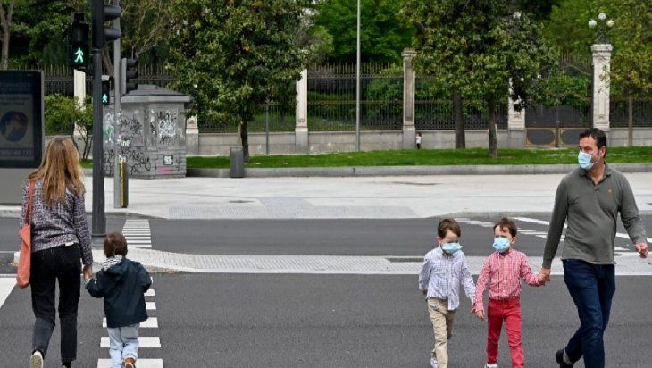 El gobierno tomó la decisión ante crecientes reclamos de asociaciones de familias y de pediatras de España para permitir a los más pequeños tomar el aire.
