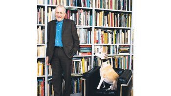 Kenneth Frampton, expresidente del Comité Internacional de Críticos de Arquitectura, ganó, junto con la actual directora de ese cómite, Louise Noelle Gras, los premios «Jean Tschumi» de la Unión Internacional de Arquitectos.