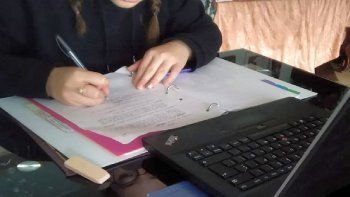 Los niños no podrán aprender sin el compromiso de la familia. Son tiempos difíciles para padres y madres que también trabajan, pero todos en casa deberán repartirse las tareas.