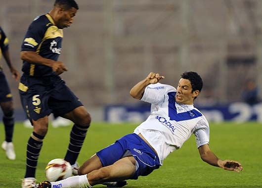 Alejandro Cabral va a abajo para recuperar una pelota.