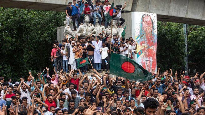 En medio de la crisis, el gobierno provisional de Bangladesh tomó las primeras medidas tras la dimisión de su primer ministra.