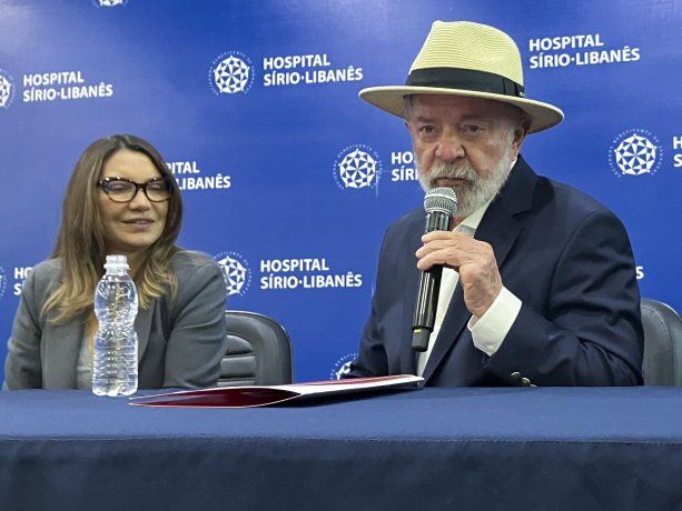 Lula's surprise appearance with a hat at the press conference of his medical team yesterday, to discharge him from the hospital. Lula's surprise appearance with a hat at the press conference of his medical team yesterday, to discharge him from the hospital.