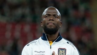 El goleador ecuatoriano protagonizó un insólito momento en su país.