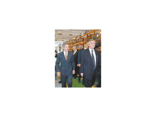 Ayer, en un acto en Luján, Néstor Kirchner y Felipe Solá, a quien el gobierno sigue demorando el giro de fondos para la seguridad de la provincia de Buenos Aires.