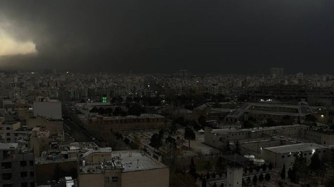 Incendios en depósitos petroleros generaron una nube tóxica sobre la capital de la República Islámica tras los bombardeos.