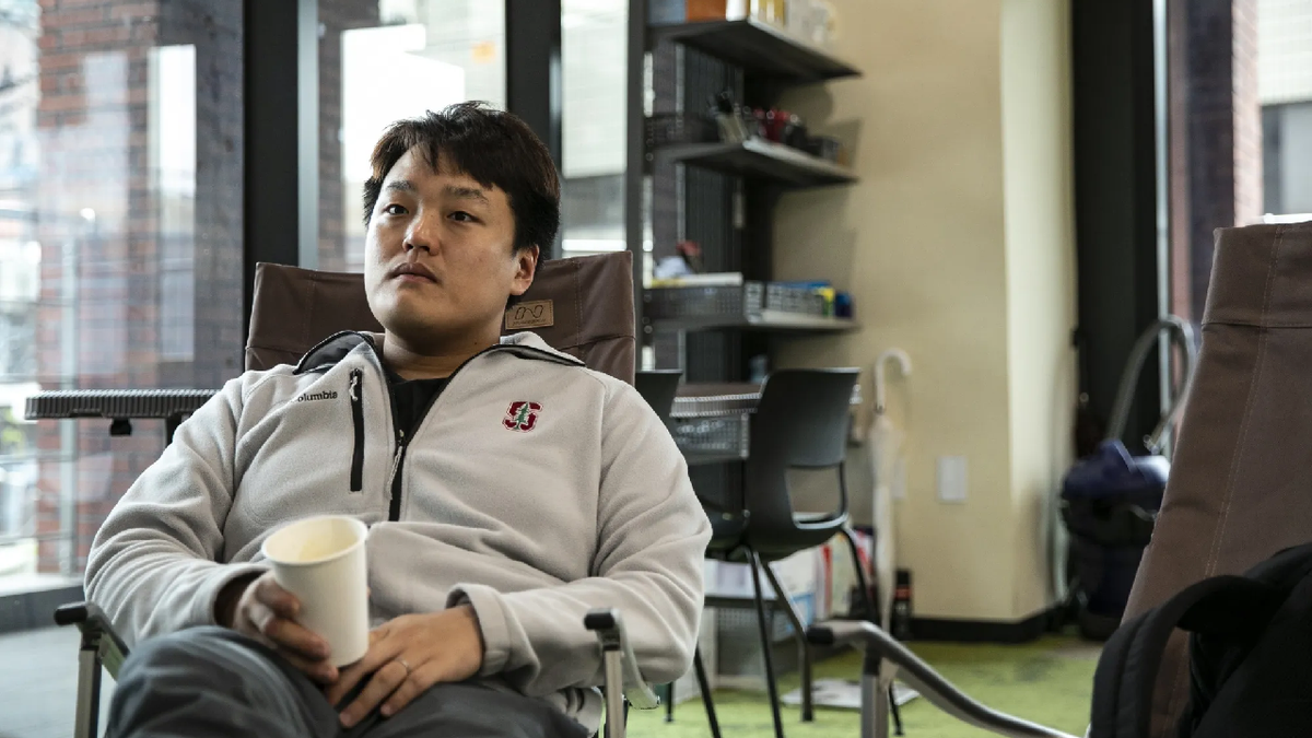 Lanzó una criptomoneda que tuvo pérdidas de u$s40.000 millones y hoy  enfrenta más de 100 años de cárcel