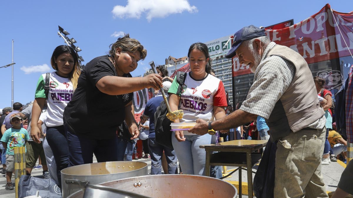 Transportation strike: social organizations join in with popular soup kitchens and more than 500 cuts throughout the country