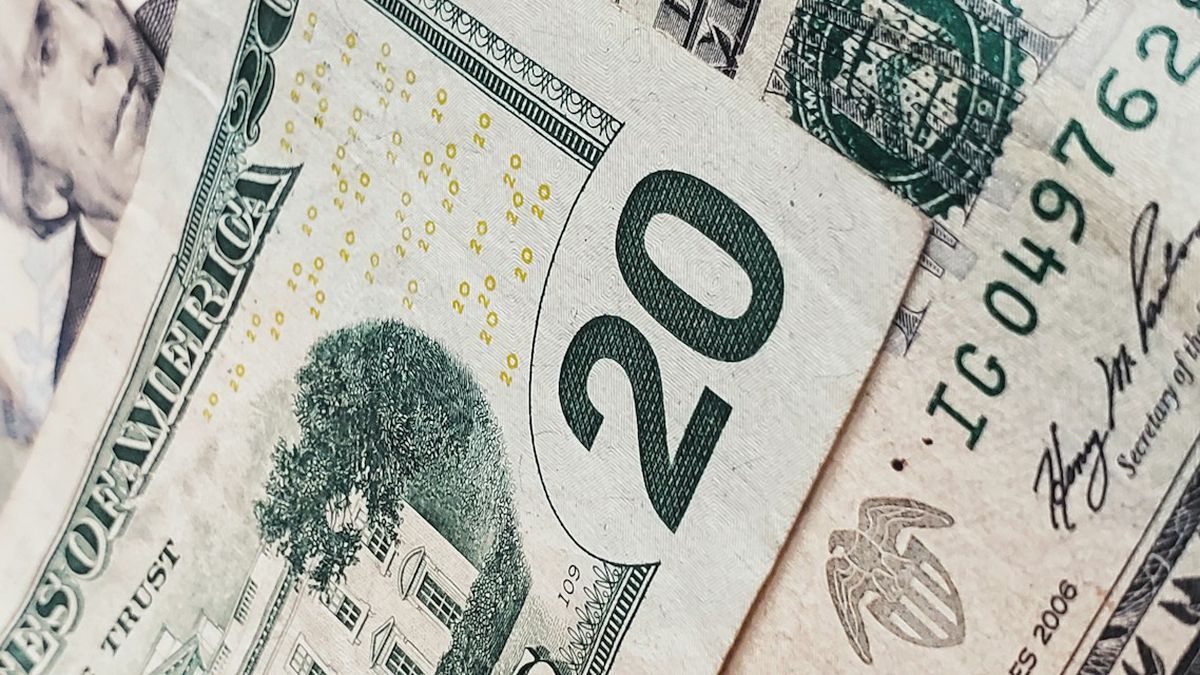 The dollar rose for four days and returned to the  range