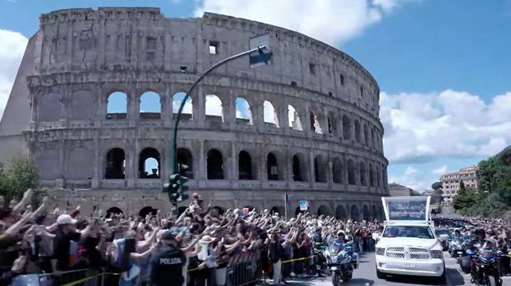 The Pope's coffin was transferred six kilometers by Rome until his burial. The Pope's coffin was transferred six kilometers by Rome until his burial.