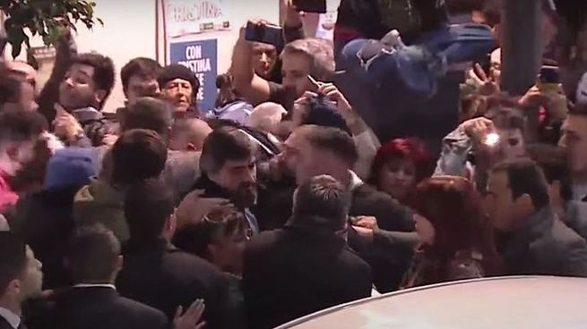 El momento en que un hombre intentó disparar contra la vicepresidenta Cristina Fernández de Kirchner.&nbsp;