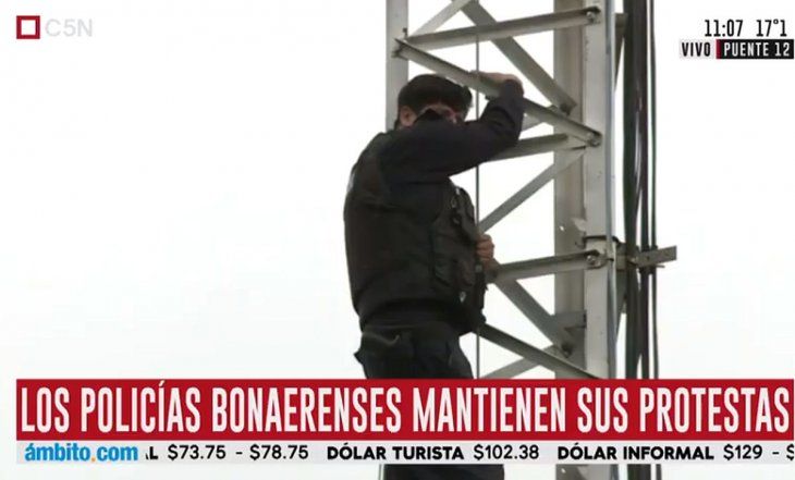 El oficial de la bonaerense Oscar Pagano, estuvo más de una hora colgado a 25 mts de altura en una antena a la que se subió para reclamar mejoras salariales.