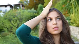 Los nombres no suelen tener una conexión lógica con la persona, por lo que es mucho más facil olvidarlos. Los nombres no suelen tener una conexión lógica con la persona, por lo que es mucho más facil olvidarlos.