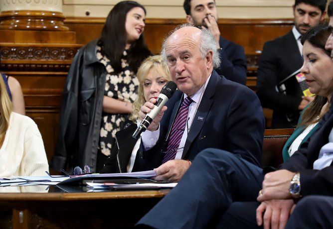 Oscar Isidro Parrilli Senador de la Nación Argentina