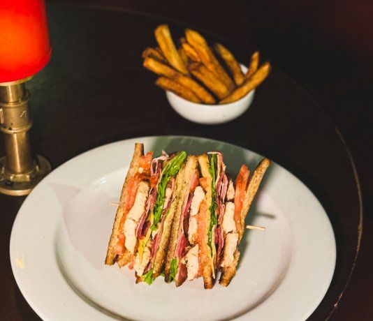 La panceta se fríe en su propia grasa para obtener un sabor delicioso. La panceta se fríe en su propia grasa para obtener un sabor delicioso.