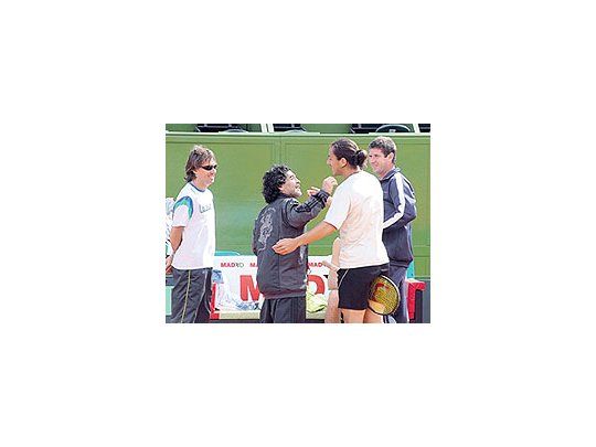 Diego Maradonapasó por elParque Roca ysaludó aGuillermoCañas y alresto de loscomponentesdel equipoargentino deCopa Davis.