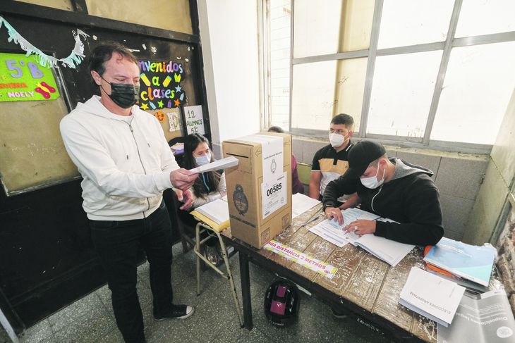 Acción. El correntino “Camau” Espínola durante la emisión de su voto.