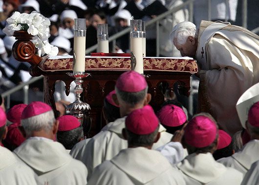 El Papa canonizó al primer santo brasileño ante un millón de fieles (foto 1)
