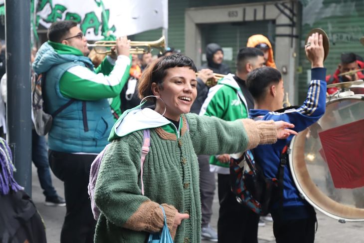 Una activista por los derechos humanos durante la manifestación en contra de la convocatoria de Victoria Villarruel.&nbsp;