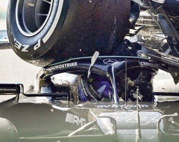 El Red Bull de Max Verstappen pasó literalmente por encima al Mercedes de Lewis Hamilton en lo que pudo haber sido otra tragedia en el circuito de Monza.