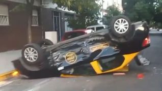 El momento en el que el taxi volcó tras el impacto con el otro auto.