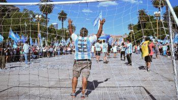 partido de futbol en plaza de mayo: la patria vencio 2-1 al fmi