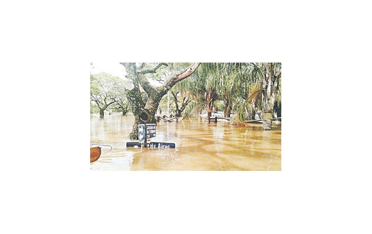 El agua arrasó con lo que encontró a su paso, desde carteles indicadores de calles hasta viviendas, razón por la que miles de personas debieron evacuarse en diferentes centros