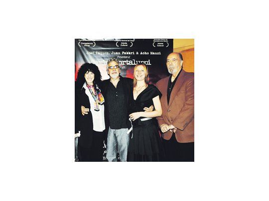 Julia Zenco, Eduardo Spagnuolo, la directora musical Érica Di Salvo y Acho Manzi, hijo del gran letrista, en la avant-première.