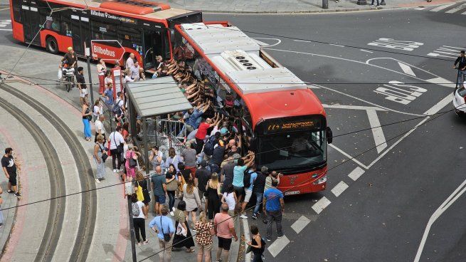 El momento exacto en que los ciudadanos de Bilbao comenzaron a empujar el colectivo.