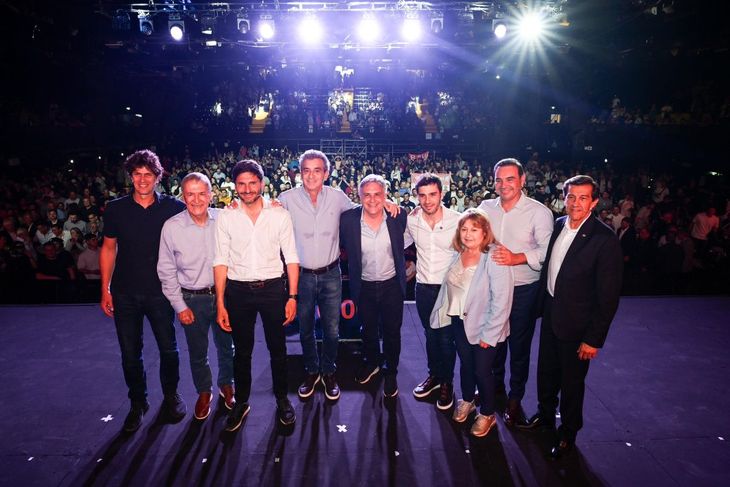 Los gobernadores de Provincias Unidas, junto a sus candidatos bonaerenses y porteños. Los gobernadores de Provincias Unidas, junto a sus candidatos bonaerenses y porteños.