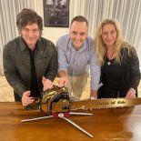 Los hermanos Milei se empecinan en sostener a Manuel Adonir, a pesar de las revelaciones sobre su patrimonio. Los hermanos Milei se empecinan en sostener a Manuel Adonir, a pesar de las revelaciones sobre su patrimonio.