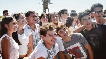 expectativa. El gobernador Sergio Casas siguió ayer de campaña por el Sí, a la espera de la decisión que se conocerá hoy tras la reunión de los ministros de la Corte a las dos de la tarde.
