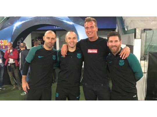 Mascherano, Messi e Iniesta posaron junto a Maxi López.