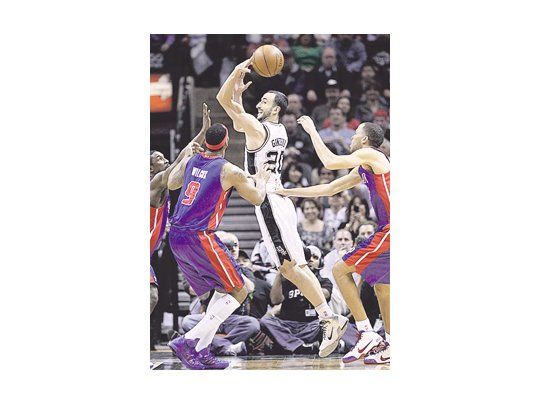 Emanuel Ginóbili resultó otra vez gravitante en el triunfo ante Detroit, con el que los Spurs consiguieron la clasificación para la postemporada.