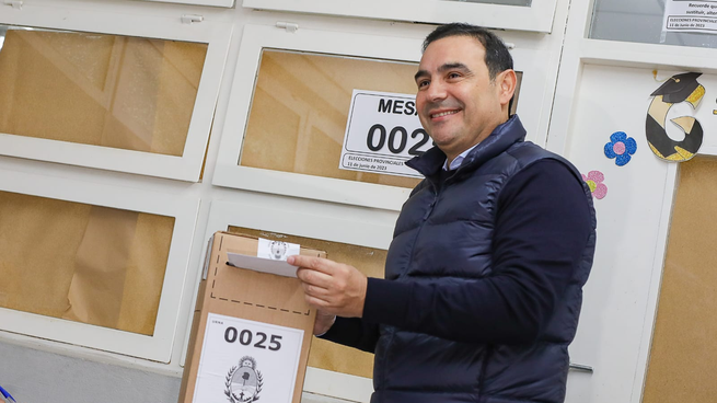 El gobernador radical Gustavo Valdés, al votar en la mañana de este domingo en la capital correntina.