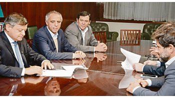 Rúbrica. Peppo, durante la firma del convenio el lunes con funcionarios del Ministerio del Interior. Hoy espera en Chaco a Caldarelli.