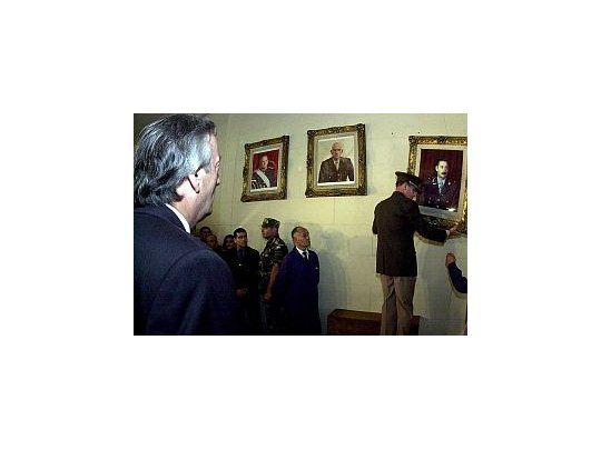 La presidente Cristina de Kirchner recordó las palabras de Kirchner y una foto, donde ordena retirar del Colegio Militar los cuadros de los dictadores Jorge Rafael Videla y Roberto Bignone.