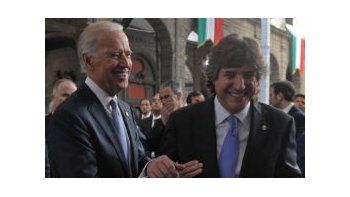 El vicepresidente Amado Boudou saluda a su par de Estados Unidos, Joe Biden, durante la investiduara de Enriqeu Peña Nieto.