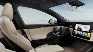 El volante rectangular de Tesal que pone en duda a las regulaciones de mercados, como el de China. El volante rectangular de Tesal que pone en duda a las regulaciones de mercados, como el de China.