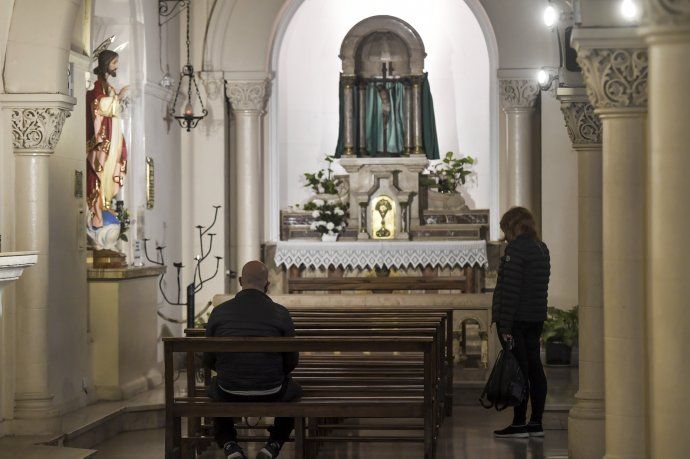 Desde hoy el gobierno de la Ciudad dispuso habilitar el ingreso a los templos para la oración individual de fieles.