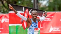 Kelvin Kiptum celebra su récord del mundo en el Maratón de Chicago, el pasado octubre. El atleta keniano murió tras un accidente de tránsito en su país hace 11 días.