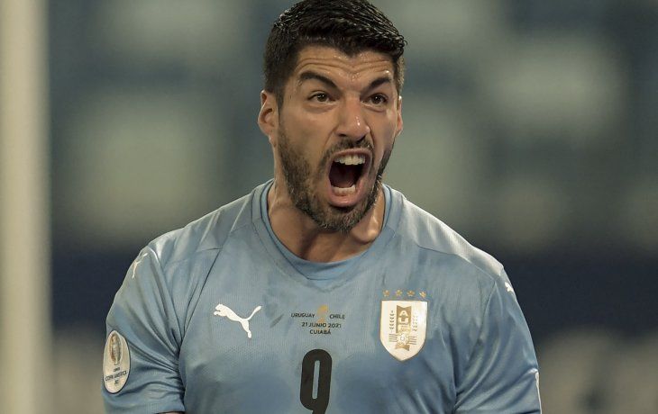 Luis Suárez forzó el error de Arturo Vidal que terminó en el gol en contra de Chile, que decretó el empate de Uruguay.