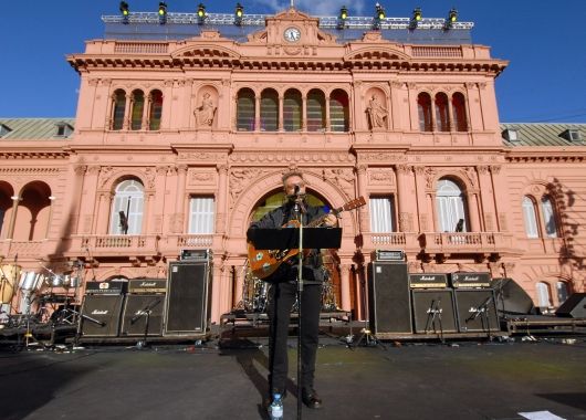 León Gieco interpreta una de sus canciones