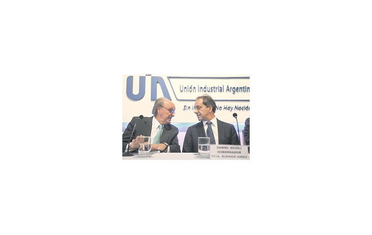 José Ignacio de Mendiguren y Daniel Scioli en la UIA, en una jornada sobre parques industriales. El gobernador volvió a prometer pagar aguinaldos «lo antes posible».