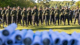 Con estos nuevos egresos, el sistema de seguridad de San Isidro cuenta con 300 oficiales de seguridad y 145 oficiales de monitoreo, 130 patrullas y un soporte tecnológico de 2.646 cámaras de videovigilancia. Con estos nuevos egresos, el sistema de seguridad de San Isidro cuenta con 300 oficiales de seguridad y 145 oficiales de monitoreo, 130 patrullas y un soporte tecnológico de 2.646 cámaras de videovigilancia.
