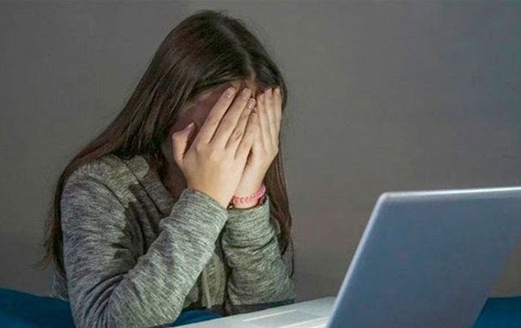 El acusado deberá responder por delitos de&nbsp;abuso sexual gravemente ultrajante continuado, producción de material pornográfico infantil, facilitación de representaciones sexuales de menores de edad, coacción agravada reiterada y tenencia de material pornográfico infantil.