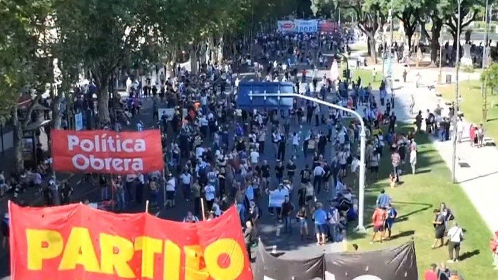 Los primeros manifestantes comienzan a concentrarse frente al Congreso. La convocatoria principal será a las 16.