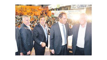 ámbito.com | Todo suma: Daniel Scioli saludó ayer a aliados del albertofernandismo que apuestan a su reelección. En el acto estuvieron, además, Raúl Pérez, presidente del bloque de Diputados del FpV; Alberto Pérez, y el diputado albertista Carlos Lorges.