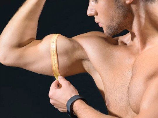 Entre los síntomas más comunes de la vigorexia incluyen: mirarse constantemente en el espejo, compararse frecuentemente su cuerpo con el cuerpo de otra persona.