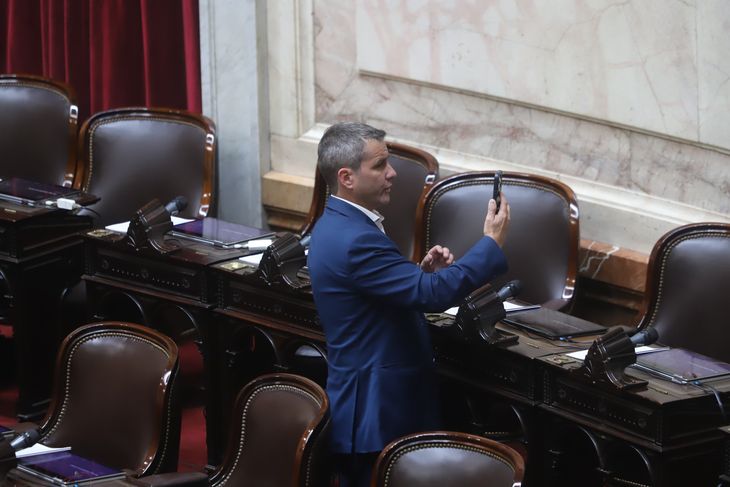 Mariano Campero, radical vinculado al oficialismo, graba un video en un recinto vacío. Mariano Campero, radical vinculado al oficialismo, graba un video en un recinto vacío.